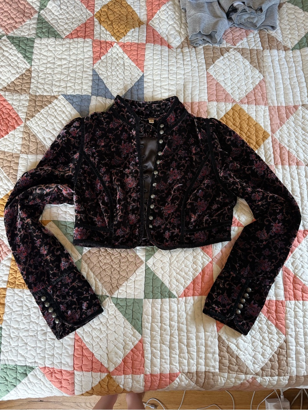 Free People Velvet Floral Button-Front Cropped Jacket - size 8 - Picture 2 of 6